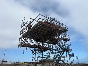 Trabajador industrial realizando una tarea práctica