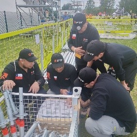 Personal técnico revisando equipo de montaje