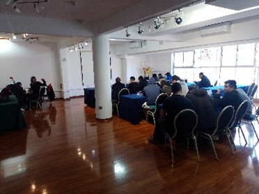 Personas en una sala de clases teórica